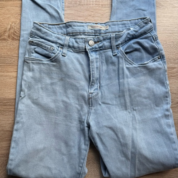 Levi’s 721 High Rise Skinny Jeans in Light Wash - Picture 5 of 10